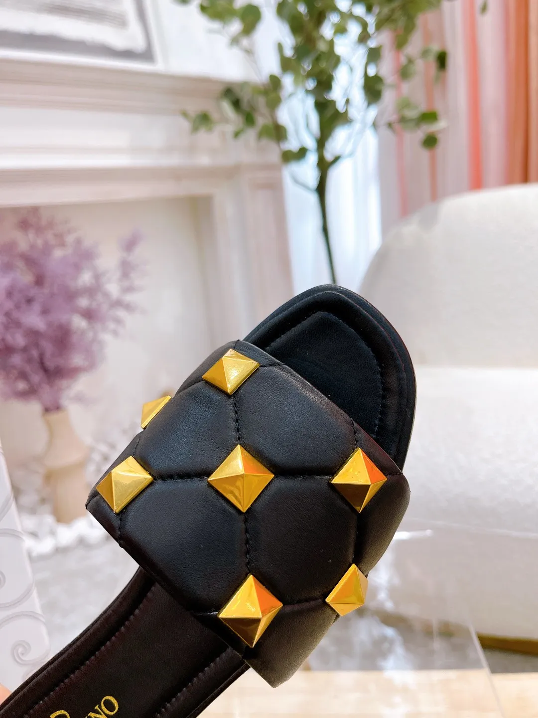 👟👟Ex-factory price 380👟👟 Genuine leather sole +40 Valentino.Valentino👑👑Rivets The latest series of the slippers counter, the highest version, perfect details, a very eye-catching catwalk series launched [strong][strong] V's popular rivet elements, luxurious and gorgeous! Various colors can be matched with beautiful clothes in spring and summer. There are many choices🎉🎉Exquisite and durable. It is copied at 1:1 of the original product. The upper foot is very pedicure-like. The key point is that it is very good and easy to control. It does not grind the feet and does not tire the feet. It is a walking artifact. The last shape is completely compared to the counter. The details are perfect. Without the original version, it would not be so exquisite! (Note! The heel shape and height are exclusively molded according to the original version, and are not randomly substituted by the market🐂) The color and texture of the fasteners are consistent with the original version! Fabric: Sheepskin Lining: Sheepskin lining 5 colors: off-white, black, bare, burgundy, pink Size: 34 to 41 (34, 40, 41, custom-made, non-refundable and non-exchangeable) Heel height: flat rubber bottom: genuine leather bottom: